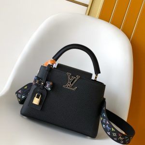 p1300•Taurillon cowhide leather•Cowhide leather trim•Cowhide leather lining•Metal hardware•Flap can be positioned inside or outside•Internal divider•Zippered inner pocket•Inner slip pocket•Key pouch•Padlock•Metal studs